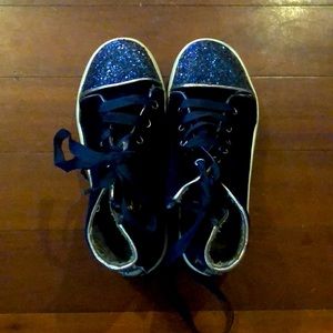 These shoes are navy. They are from KidPick. 8-9 Petite.